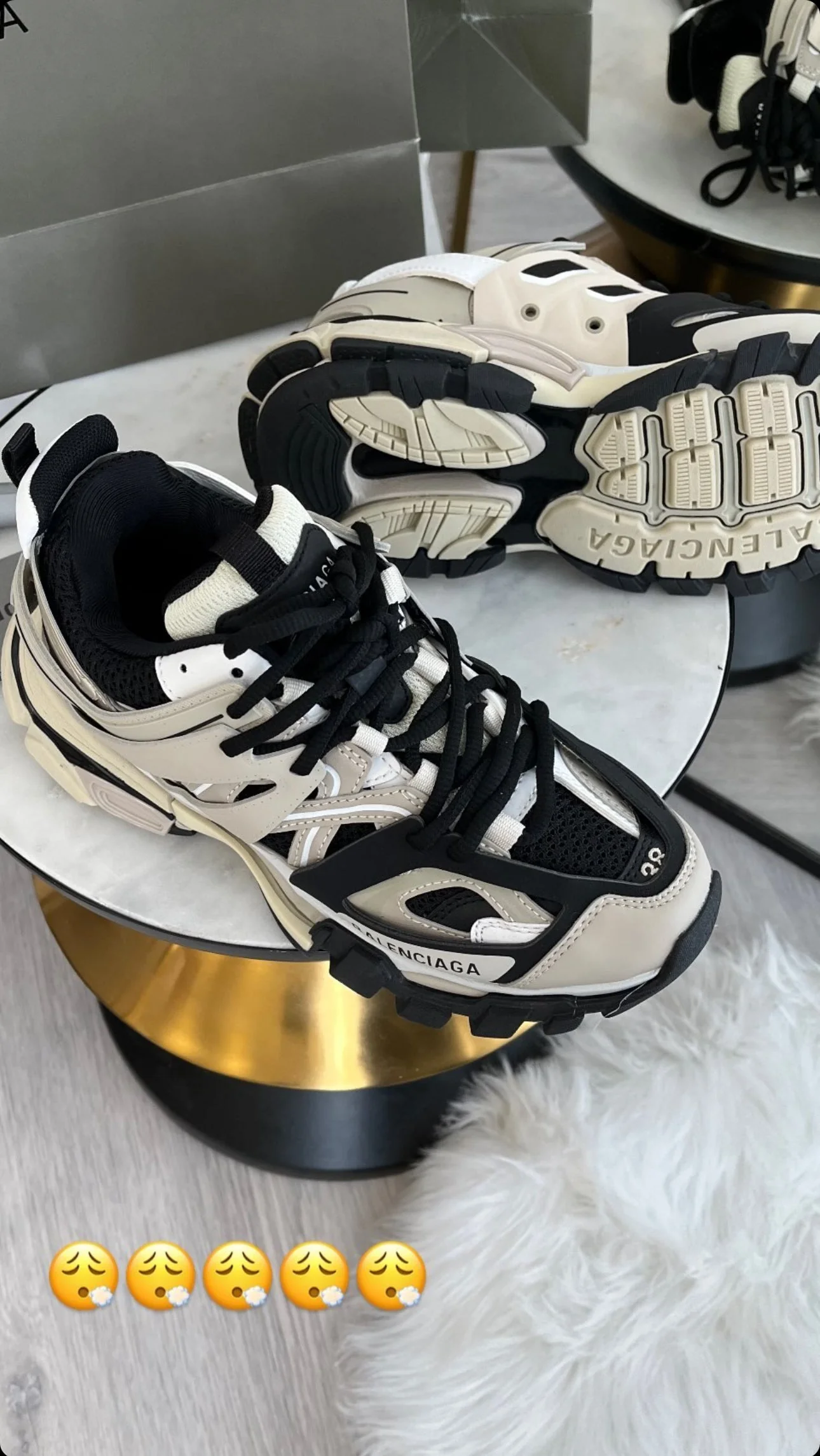 Tracks Beige Black sneakers