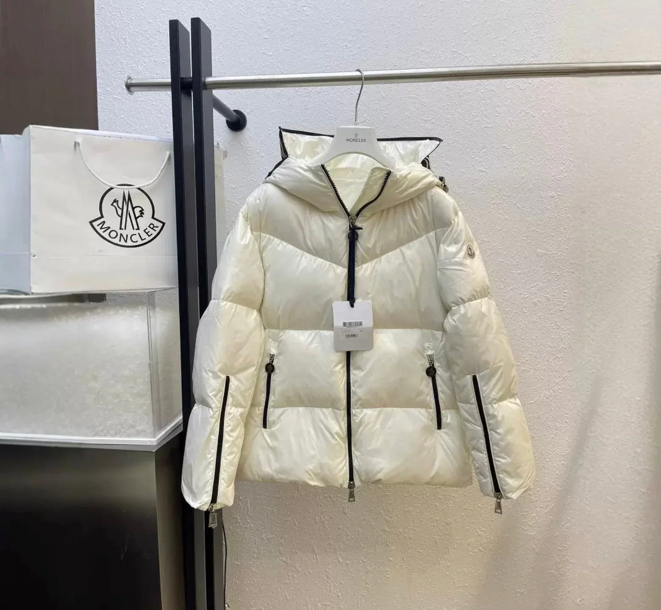 HOODED LETTER COAT WHITE